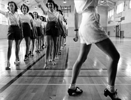 Image d'un groupe de jeunes filles apprenant à danser