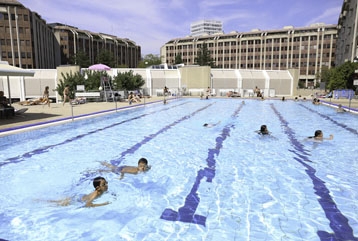 Des enfants profitent des piscines pendant l'été