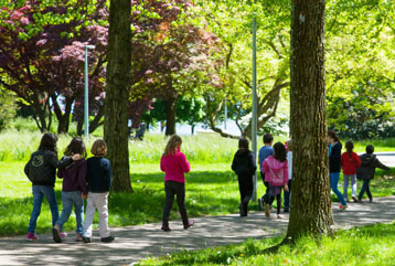 Des enfants en promenade dans un parc