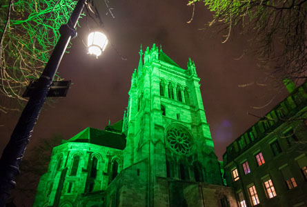 La cathédrale St-Pierre illuminée en vert