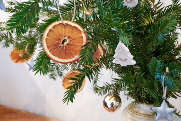 branches de sapin avec rondelles d'oranges et figurines en pâte à sel