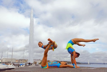 gymnastes faisant des figures devant le jet d'eau
