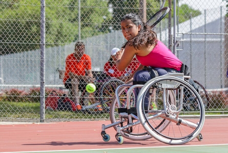 Joueuse de tennis sur fauteuil roulant 