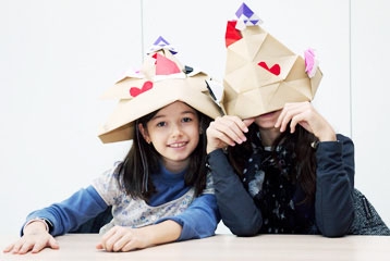 enfants avec des chapeaux en carton sur la tête