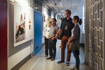 Du public visite une expo photo