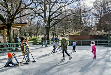 La patinoire en plein air des Bastions avec une maman et des enfants