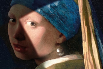 jeune fille à la perle: jeune fille peinte avec bandeau bleu dans les cheveux qui regarde vers nous