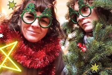 Deux personnes déguisées avec des branches de sapin et des lunettes en sapin