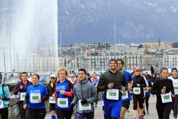 Hommes qui courent avec dossards avec sur fond le Jet d'eau de Genève