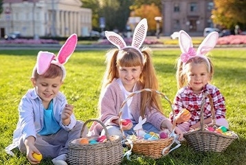 enfants coiffés d'oreilles de lapins avec paniers remplis d'oeufs