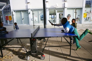 enfants jouant au ping pong