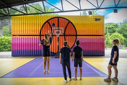 personnes qui jouent devant un panneau de basket coloré