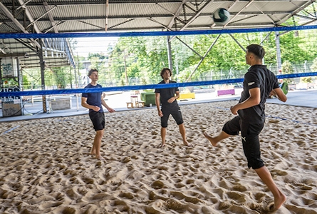 persionnes jouant au foot dans le sable