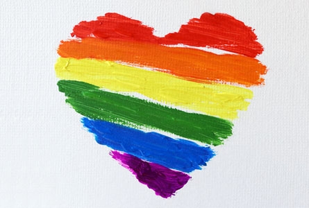 Un coeur en peinture au couleurs LGBTIQ+