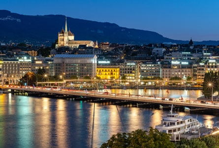 La Ville de Genève de nuit et le pont du Mont-Blanc illuminés