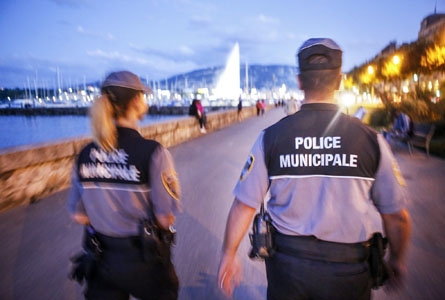 deux personnes de dos vêtues de l'uniforme de la police municipale 