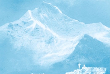 photo bleutée d'une montagne enneigée