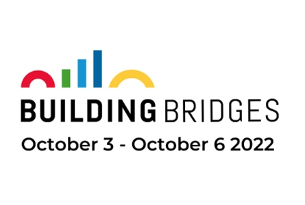 Bulding Bridges écrit avec des formes de couleurs au-dessus