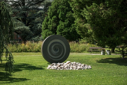 La stèle en forme de spirale du jardin du souvenir au cimetière Saint-Georges