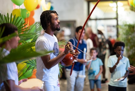 Un groupe de musique brésilien joue à l'espace quartier de Sécheron