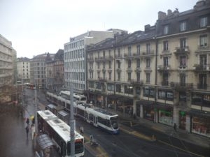 Photo de la vue depuis les bureaux (route, voie de tram, tram, immeubles)