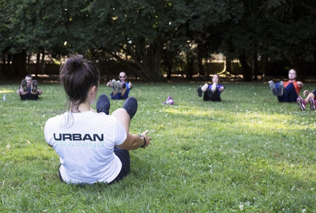 Des gens pratiquent l'urban training dans un parc.