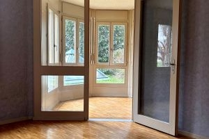 Photo d'une des chambres avec parquet et bow-windows