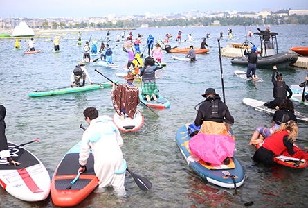 personnes déguisées sur des paddle sur le lac