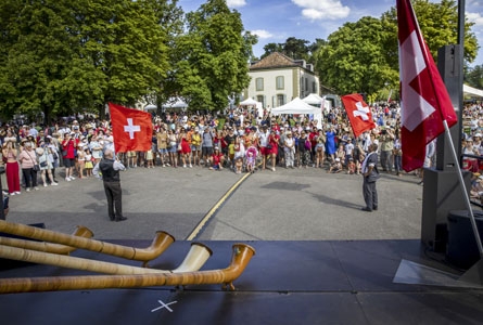 Lancer de drapeau et cor des Alpes à la fête nationale du 1er août au parc des Eaux-Vives