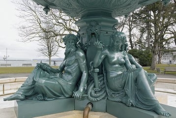 Détail des deux figures du socle de la fontaine du jardin anglais