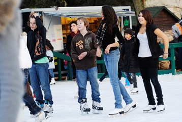 un groupe d'adolescents à la patinoire des Bastions