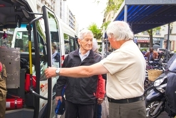 Image d'un senior sur le point de monter sur le bus 35
