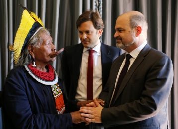 Le chef indien d’Amazonie Raoni reçu par le Conseil administratif au Palais Eynard