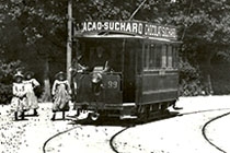 image en noir en blanc montrant un vieux tram