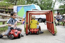 deux enfants jouant sur des petites voitures
