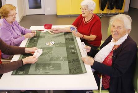 femmes âgées jouant aux cartes