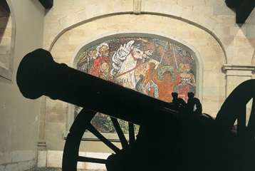 canon situé dans l'ancien arsenal, vu en contre-jour avec une fesque murale en fonds