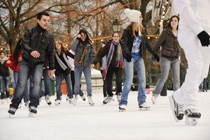 Des jeunes s'amusent en patinant au sein de l'une des patinoires à ciel ouvert de Genève