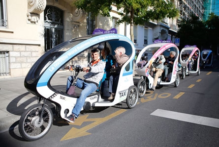 Un vélotaxi transporte des passagers