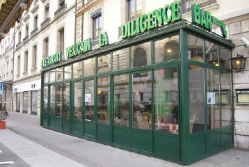 Exemple d'une terrasse parisienne sur la chaussée