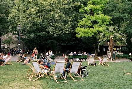 Des chaises longues au parc des Bastions