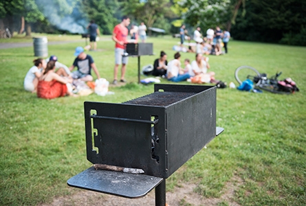 Des jeunes profitent des grills installés dans les parcs