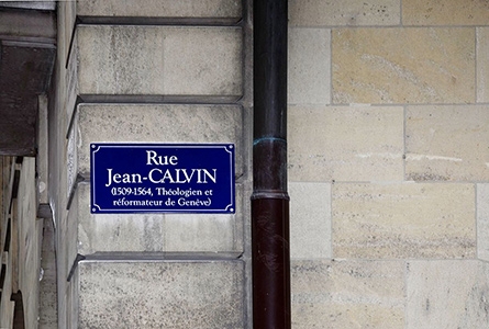 La plaque de rue au nom de Jean Calvin
