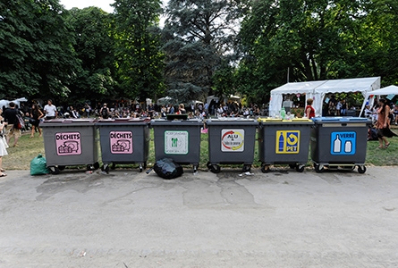 Plusieurs containers pour le recyclage des différentes déchets