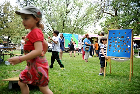 des enfants participent à des activités en plein air grâce au ludobus