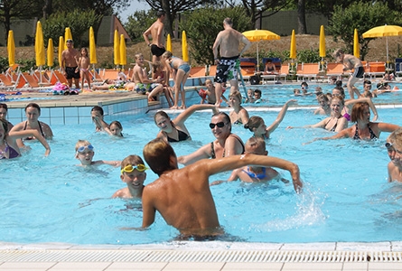 Un entraînement d'aquagym dans une piscine publique