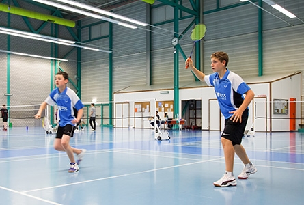 Deux jeunes joueurs de badminton durant un match