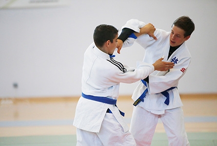 Des élèves lors d'un entrainement de judo