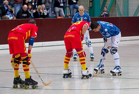 Deux équipes s'affrontent lors d'un match de rink hockey