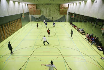 Des jeunes pratiquent le free foot dans une salle de gym qui leur est mise à disposition.